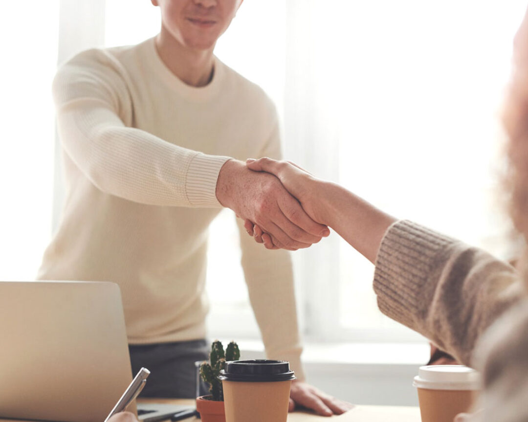 Ceder para crecer: cuándo y cómo convocar ‘extraños’ para profesionalizar mi compañía