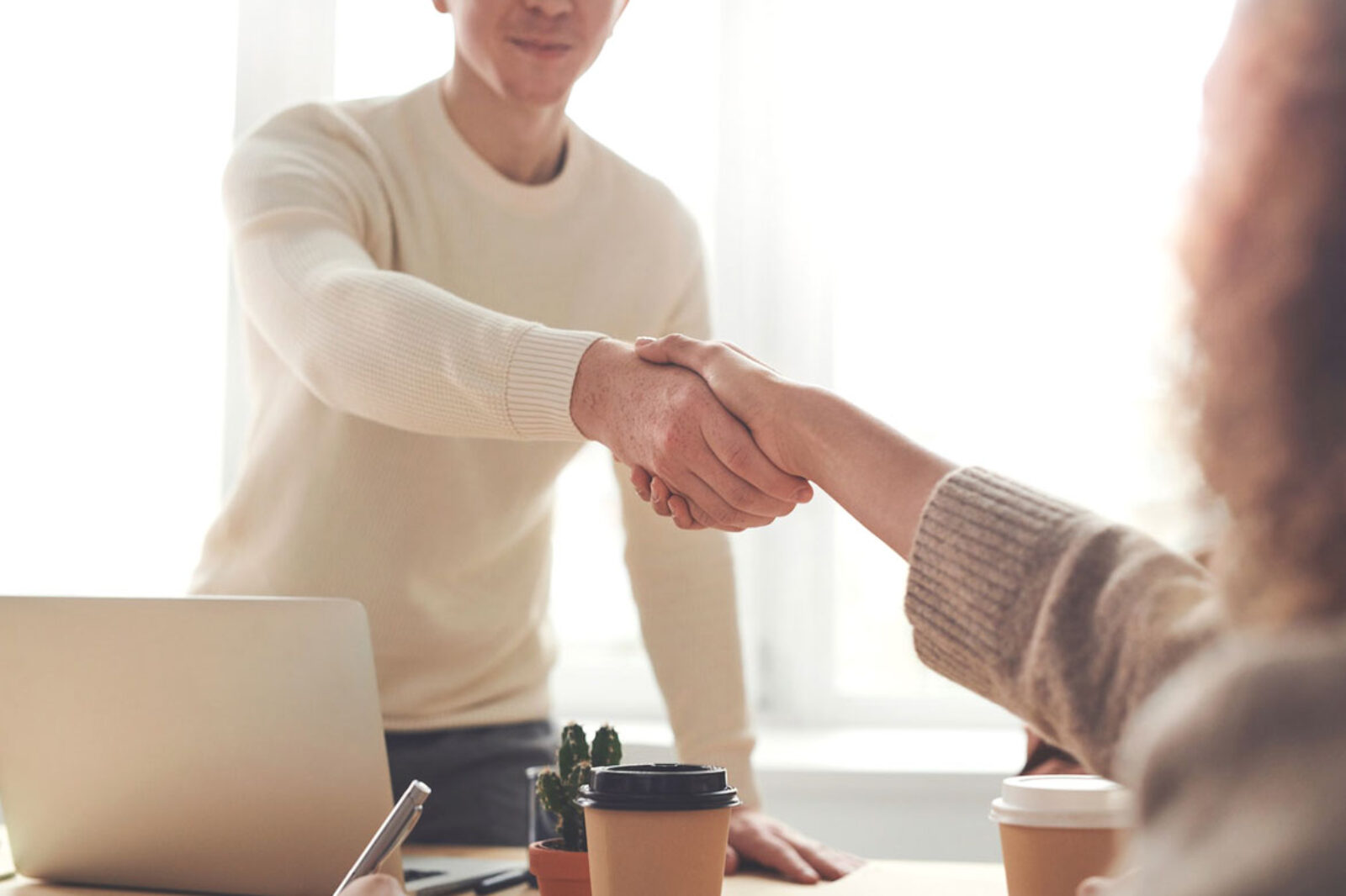 Ceder para crecer: cuándo y cómo convocar ‘extraños’ para profesionalizar mi compañía